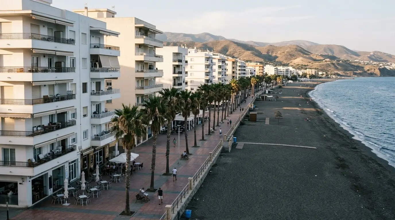 Edificios de pisos frente al mar en el paseo marítimo de Rincón de la Victoria
